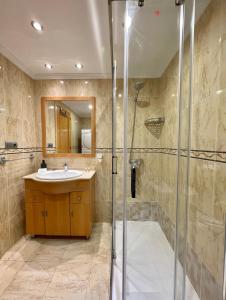 ein Bad mit einer Dusche und einem Waschbecken in der Unterkunft La Colina - Moderno y acogedor estudio vista mar in Torremolinos