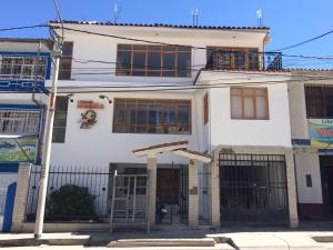 una casa blanca con una puerta delante de ella en Amelita Hotel Boutique, en Huaraz