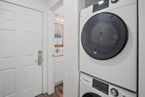 eine Waschmaschine und ein Trockner in einer weißen Waschküche in der Unterkunft Sandpiper Cove 8234 in Coffeyville