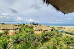een luchtzicht op een resort met palmbomen en de oceaan bij Vg Sun Cumbuco Vista Mar Pertinho Praia in Caucaia
