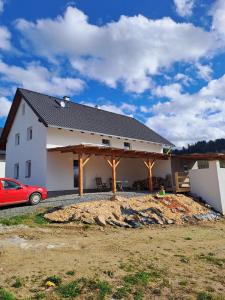 una casa blanca con un coche aparcado delante de ella en Sušice-brána Šumavy, en Sušice