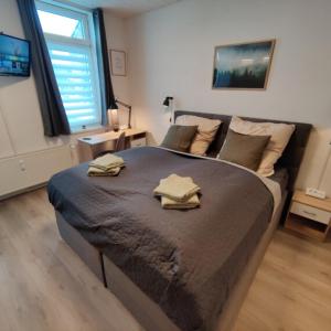 een slaapkamer met een groot bed en 2 handdoeken bij Clausthaler Herz 2 FaFeWo in Clausthal-Zellerfeld