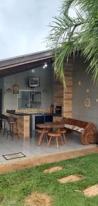 a patio with a picnic table and a kitchen at CASA de bonito in Bonito
