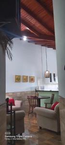 CASA de bonito في بونيتو: غرفة معيشة مع كنب وطاولة وكراسي