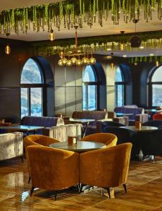 The lounge or bar area at Sarok Hotel