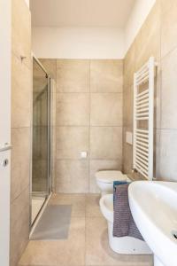 un bagno con wc, lavandino e doccia di Botanical a Bologna Altre 28 foto