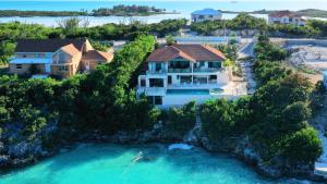 una vista aerea di una casa su un'isola in acqua di Alta Bella Villa and Spa a Providenciales
