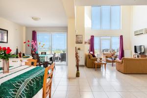una camera con letto e un soggiorno di Wonderful Villa in Chania with Private Pool, Panoramic Sea Views & Spacious Interiors ad Agios Onoufrios