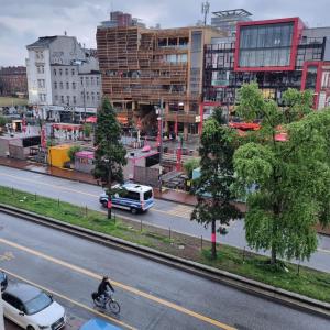 une personne voyageant à vélo dans une rue de la ville dans l'établissement Kiezloft, à Hambourg