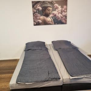 uma cama num quarto com uma fotografia na parede em Kiezloft em Hamburgo