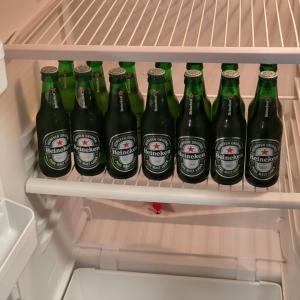 - un groupe de bouteilles de bière dans un réfrigérateur dans l'établissement Kiezloft, à Hambourg