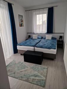 Ένα ή περισσότερα κρεβάτια σε δωμάτιο στο Türkiz Apartman