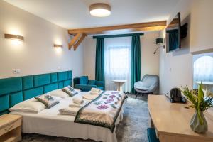 een hotelkamer met een bed en een bureau bij Willa Monte Rosa in Zakopane