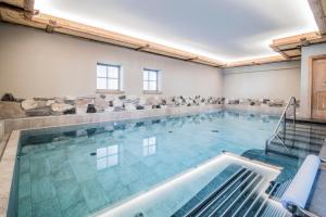 - une grande piscine dans un bâtiment dans l'établissement Hotel Wieser, à Campo di Trens