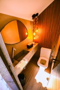 La salle de bains est pourvue de toilettes et d'un lavabo. dans l'établissement Pousada Cia do Peixe, à Marataizes