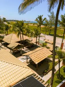 an overhead view of picnic tables and palm trees at Pousada Cia do Peixe in Marataizes