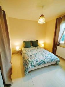 ein Schlafzimmer mit einem Bett mit zwei Lampen in der Unterkunft L'étape Nuitonne - Gîte avec jardin pour 6 personnes in Nuits-Saint-Georges
