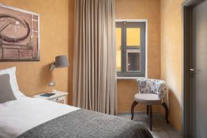 - une chambre avec un lit, une chaise et une fenêtre dans l'établissement Mirakul Residence, à Labin