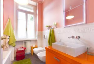 łazienka z umywalką i toaletą w obiekcie Apartment Como 54b w Como