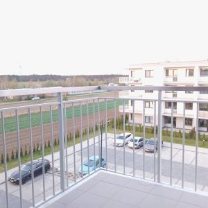 vista aerea di un parcheggio da un edificio di Kawalerka Uniejów a Uniejow