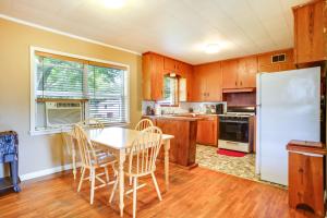 uma cozinha com uma mesa e cadeiras e um frigorífico em Welcoming Biggers Home - Great Duck Hunting! em Biggers