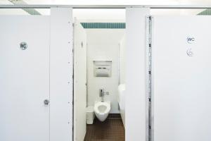 HI New York City Hostel的一间浴室