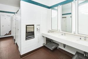 纽约HI New York City Hostel的配有两个水槽和两面镜子的浴室