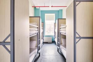 纽约HI New York City Hostel的宿舍里的一排双层床