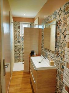 La salle de bains est pourvue d'un lavabo et d'une douche. dans l'établissement L'étape Nuitonne - Gîte avec jardin pour 6 personnes, à Nuits-Saint-Georges