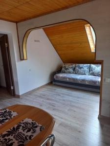 Habitación con cama y mesa en Апартаменти " З ЛЮБОВ'Ю ", en Novyy Kropivnik