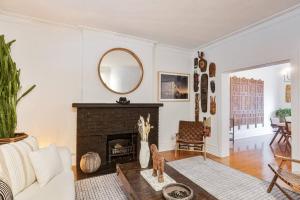 uma sala de estar com lareira e espelho em Exquisite Luxury Estate - Steps to Downtown em Toronto