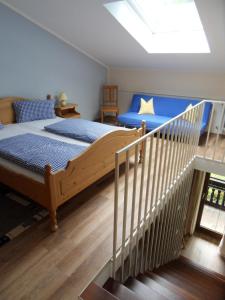 ein Schlafzimmer mit einem großen Bett und einer Treppe in der Unterkunft Bergschlössl - Massionettwohnung 16 in Oberaudorf