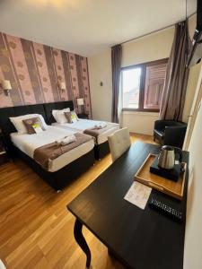Postel nebo postele na pokoji v ubytování Hotel Le Divona "au coeur de Divonne"