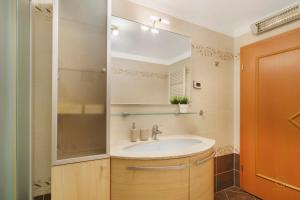 un baño con lavabo y espejo en Bella Istria Apartment, en Korte 28 fotos más
