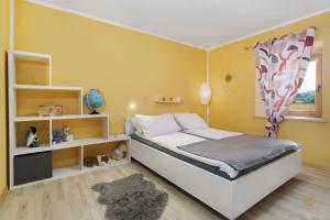 a bedroom with a bed and a book shelf at Bella Istria Apartment in Korte