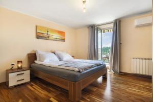 a bedroom with a bed and a large window at Bella Istria Apartment in Korte