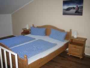 オーバーアウドルフにあるBergschlössl - Massionettwohnung 22のベッドルーム1室(青と白の枕が備わるベッド1台付)