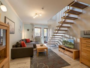 ein Wohnzimmer mit einem Sofa und einer Treppe in der Unterkunft Bergschlössl - Massionettwohnung 12 in Oberaudorf