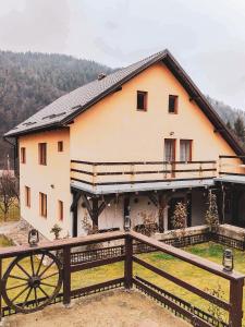 una gran casa blanca con una valla de madera en Hilltop House, en Bran 27 fotos más