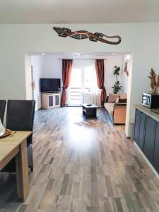 una sala de estar con un sofá y una mesa en Hilltop House, en Bran