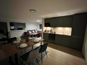 eine Küche und ein Esszimmer mit einem Tisch und Stühlen in der Unterkunft LIMA FeWo Apartment in Friesenheim
