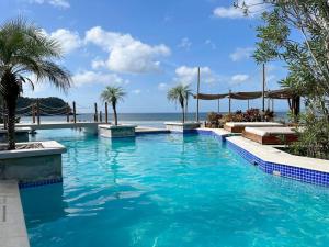 una piscina con vista sull'oceano sullo sfondo di Blue Venao Ocean Oasis 3BR / Villa 17 a Playa Venao