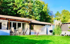 ein Haus mit einem Garten mit Stühlen und einem Haus in der Unterkunft Fewo-Eifelfroh in Gunderath