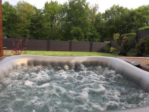 einen Whirlpool mit Wasser im Hinterhof in der Unterkunft Fewo-Eifelfroh in Gunderath