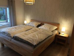 Ein Bett oder Betten in einem Zimmer der Unterkunft Fewo-Eifelfroh