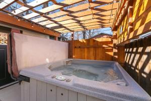 Φωτογραφία από το άλμπουμ του Old Town Retreat with Hot Tub - Steps from CSU! σε Φορτ Κόλινς