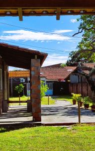 una casa con un pilar de ladrillo en un patio en Casa de temporada 02 -Chalé Portal do Paraíso en Santo Amaro