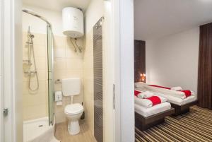 Koupelna v ubytování ParkCity rooms + 24 fotografií