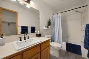 uma casa de banho com um lavatório, um WC e um espelho. em Charming Home with RV Parking - 30 miles from RMNP! em Loveland
