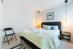 1 dormitorio con 1 cama grande con silla en Río Madera Sunrise, en San Pedro del Pinatar